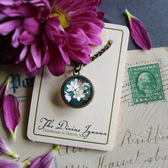 Paperwhite Narcissus Flower Pendant Necklace‎ - Bronze & Glass Cabochon Jewelry - Picture 4 of 5